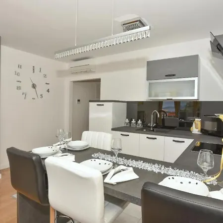 Hani 1 - One Bedroom With Balcony And Sea View شقة