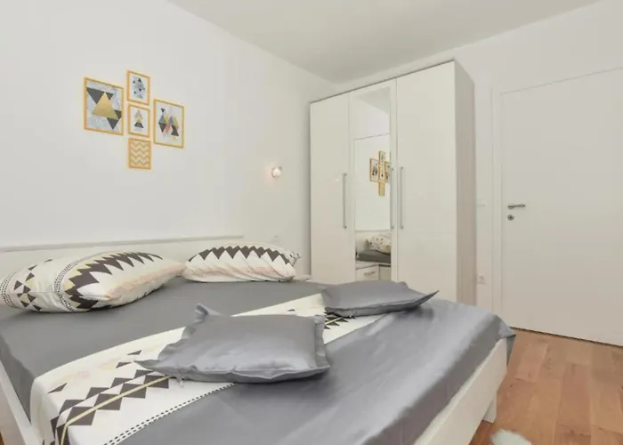 Hani 1 - One Bedroom With Balcony And Sea View Apartman