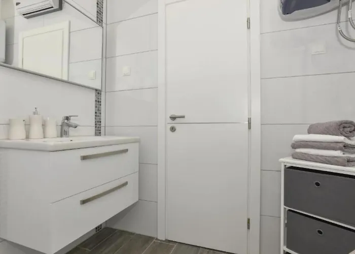 Hani 1 - One Bedroom With Balcony And Sea View Apartman