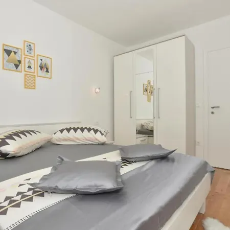 Hani 1 - One Bedroom With Balcony And Sea View Apartman